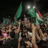 Palästinenser gehen in Gaza auf die Straße, um ein Waffenstillstandsabkommen zwischen der israelischen Regierung und der islamistischen Hamas zu feiern. 