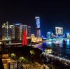 Lichter in Hochhäusern und von Straßenlaternen lassen die Uferpromenade "The Bund" in Shanghai erstrahlen. Doch der Glanz täuscht über eine Schwäche hinweg.
