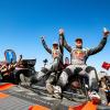 Carlos Sainz (rechts) und sein Beifahrer Lucas Cruz bejubeln den Sieg bei der Rallye Dakar. 