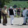 Polizeibeamte untersuchten am 10.07.2015 in Tiefenthal, einem Ortsteil der Gemeinde Leutershausen im Landkreis Ansbach Bayern den Tatort des Amokschützen.