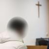 Der 19-jährige Angeklagte sitzt in einem Gerichtssaal im Strafjustizzentrum neben seinem Dolmetscher (r).