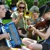 Szene vom Drumherum-Festival in Regen (Bayerischer Wald), wo es nicht nur Konzerte gibt, sondern auch teilnehmende Besucher – zuletzt 50.000. 