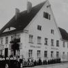 In der ehemaligen „Rettungsanstalt des Distrikts Krumbach“ fanden nach dem Mauerfall in Berlin die ersten Übersiedler aus der DDR vorerst eine Bleibe. Heute befindet sich darin das Kreishaus in der Robert-Steiger-Straße. 
