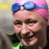 Die Extremschwimmerin Kirsten Seidel trägt noch ihre Schwimmbrille am 10.08.2006 in Hamburg nach ihrer Ankunft. Sie war innerhalb von zehn Tagen die 550 Kilometer lange Strecke der Elbe von Dresden nach Hamburg geschwommen. Am Samstag (18.08.2012) startet sie in Bodman-Ludwigshafen zu ihrer nächsten spektakulären Aktion, zur 136 Kilometer langen Umrundung des Bodensees mit Stationen in Bregenz (Österreich), Konstanz (Deutschland) und Stein am Rhein (Schweiz).