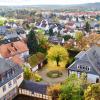 Das ist Friedberg in Hessen, vom Adolfsturm aus gesehen – hier spielen die Ortsumgehungen von Autor Andreas Maier. Könnten sie aber überall.