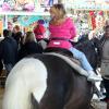 Ein Pony auf der Reitbahn beim Osterplärrer: Die Volksfestattraktion gibt es seit über 50 Jahren. Zuletzt gab es aber Gegenwind von Tierschützern. 