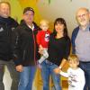 Der MCC spendet für den Steindorfer Kindergarten: (von links) Klaus Regler, Roland Fencl, Manuela Pohr mit Kindern und Bürgermeister Paul Wecker. 	