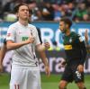 Pech gehört zum Fußball dazu. Michael Gregoritsch (links) vergab hier eine große Chance. Daniel Baier (rechts) ist fassungslos. Der FCA musste sich gegen Mönchengladbach mit einem 1:1 begnügen. 