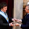 Javier Milei (l) erhält den Präsidentenstock von seinem Amtsvorgänger Alberto Fernandez.