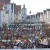 Für Demokratie - jetzt - gegen Haas und Hetze: Unter diesem Motto sind am Samstagnachmittag 2000 Menschen auf dem Marktplatz in Günzburg zusammengekommen.