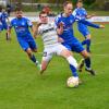 Mit viel Kampfgeist und etwas Glück behielt der TSV Bobingen, hier Manuel Britsch gegen Maximilian Aschner (weißes Trikot), im Derby gegen den TSV Schwabmünchen die Oberhand.