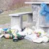 Vandalismus beim Grillplatz an der Kammel in Neuburg: Unbekannte ließen dort ihren Abfall liegen und zerstörten teilweise die Sitzplätze. Hinweise nimmt die Rathausverwaltung entgegen.  
