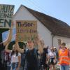 Rund 50 Schüler haben vor dem Rathaus in Altenmünster demonstriert. Als Zeichen für die Dringlichkeit ihres Anliegens formierten die Schüler sich zu einem Kreis, legten sich nieder und schwiegen für mehrere Minuten.