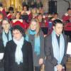 Beim Gemeinschaftsauftritt im Altarraum der Herbertshofer Kirche: die Singgruppe Talatta mit Chorleiter Andreas S. Köhler (links) und dem Spielmannszug Herbertshofen. 