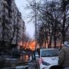 Ein Wohnhaus in Kiew wurde durch einen russischen Raketenangriff beschädigt.
