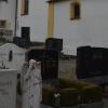 Der alte Friedhof in Laugna wird umgestaltet. Ein neues Konzept, bei dem die Gräber zur Kirche hin ausgerichtet werden, wird in Absprache mit den Grabnutzungsberechtigten umgesetzt.