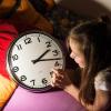 Kinder tun sich manchmal schwer mit der Zeitumstellung. Aber es gibt einige Tipps, wie man Kinder besser darauf vorbereiten kann.