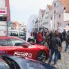 Viele Besucher tummelten sich beim Autosonntag ab dem Vormittag auf dem Aichacher Stadtplatz. 