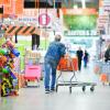 Ein Kunde schiebt in Darmstadt seinen Einkaufswagen durch einen Baumarkt. Wie so viele Branchen haben auch die Baumärkte einen mächtigen Konkurrenten: das Internet.