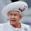 Queen Elizabeth II. trug zur großen Schiffsparade auf der Themse einen weißen Steppmantel mit passendem Hut. 