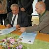 Die Absichtserklärung für eine kommunale Städtepartnerschaft zwischen der Stadt Schwetzingen und der Gemeinde Karlshuld hatten die Bürgermeisterkollegen René Pöltl (rechts) und Karl Seitle unterzeichnet. 	