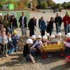 Bestens ausgerüstet kamen die Kinder der Villa Kunterbunt zum Spatenstich für ihren neuen Kindergarten. Neben Spaten und Schaufeln hatten sie auch einen kleinen Festwagen samt Kuchen mitgebracht. Der Neubau schafft 155 Betreuungsplätze mit Krippe, Kindergarten und Hort an der Brucknerstraße.  	