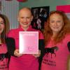 Ramona, Tatjana und Irene Schwägerl (von links) klären beim Kreisreiterball in Tiefenbach über Brustkrebs und Vorsorgeuntersuchungen auf. 