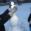 Kein Schneemann, sondern eine Schneeskulptur: Nicole Bosnar und Marius Marszolik bewiesen in den Wallanlagen am Roten Tor ihre Fähigkeiten als Schneekünstler.