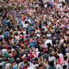 Die Bäckertaufe von Bürgermeister Roland Eichmann ließen sich die Friedberger Bürger nicht entgehen. Der Marienplatz war voll, als die Historische Stadtwache ihn wegen Fischzucht in Brunnen und Untätigkeit abstrafte.