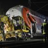 Feuerwehrleute stehen nach einem Zugunglück bei Mühlheim an einer Unfallstelle. Foto: Arne Dedert dpa