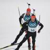 Ob Erik Lesser (vorn) und Arnd Peiffer heute mit der Staffel siegen können? Biathlon heute live im TV & Stream - TV-Termine.