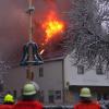 In Flammen stand am Sonntagvormittag der Dachstuhl eines Hauses mitten in Münster. Rund 60 Feuerwehrleute bekämpften das Feuer. Die Ursache für den Brand ist noch nicht bekannt. 
