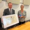 Für ihre Verdienste um die Städtepartnerschaft zwischen Mering und Ambérieu erhielt Gabriele Litschmann-Huber den goldenen Ehrenring der Marktgemeinde Mering. Bürgermeister Florian Mayer gratulierte ihr.
