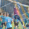 Nur Zusmarshausens Christian Kraus (rechts) hat sich im Netz verfangen. Der Ball ist auf dem von Valentin Coca gehüteten Gehäuse des SV Cosmos Aystetten gelandet. 	