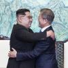 Die geschickte Politik von Südkoreas Präsident Moon Jae In (rechts) machte es erst möglich, dass sich Nordkoreas Machthaber Kim Jong Un (links) zu Gesprächen bereit erklärt hatte.