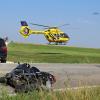 Ein Motorradfahrer ist bei einer Kollision bei Roggenburg lebensgefährlich verletzt worden. Mit dem Rettungshubschrauber wurde er ins Krankenhaus gebracht.