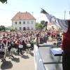 Beim Bezirksmusikfest in Echlishausen hatten sich am Fronleichnamstag Hunderte von Musikerinnen und Musikern nach dem Festzug durchs Dorf am Kirchplatz zum Gemeinschaftskonzert versammelt. Mit dem „Ruetz-Marsch“ zogen sie im Anschluss gemeinsam zum Festzelt, wo die Fahnenabordnungen Spalier standen. 