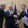 Nato-Generalsekretär Jens Stoltenberg, Finnlands Außenminister Pekka Haavisto und US-Außenminister Antony Blinken beim Überreichen der Beitrittsurkunde an Finnland.