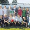 Dank der Ein-Euro-Spenden-Aktion der Sparkasse Landsberg-Dießen können sich die Schüler des Rhabanus-Maurus-Gymnasiums in St. Ottilien über zwei neue Fußballtore freuen. Sparkassen-Marktbereichsleiter Josef Weiß (Mitte, rechts) überreichte symbolisch die Spende an Schulleiter Michael Häußinger. 