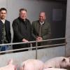 Begutachten den Luixus-Schweinestall (von links): Josef Gelb junior,Landwirtschaftsminister Helmut Brunner und Josef Gelb.