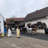 Pfarrer Josef Kirchensteiner segnet Ross und Reiter beim Leonhardiritt in Wengen. 