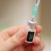 09.06.2021, Nordrhein-Westfalen, Viersen: Eine Arzthelferin bereitet eine Impfdosis mit dem dem Corona-Impfstoff Comirnaty von Biontech-Pfizer vor. Foto: David Young/dpa +++ dpa-Bildfunk +++