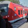 In Richtung Ottring-Weilheim ist dieser Zug im Bahnland Bayern unterwegs. Der nimmterkleckliche Grüppchen an Fahrgästen in Hochzoll auf. 