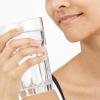 Viel Wasser trinken ist ein beliebter Abnehm-Trick. 