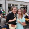 Vor der Bar Paradox prosteten sich die zwei Augsburgerinnen Ramona Mayer (27 Jahre, rechts) und Katrin Lang (26 Jahre, links) mit ihrem Weißweinschorle zu.