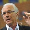 Franz Beckenbauer möchte statt Torkameras lieber zusätzliche Schiedsrichter. Foto: Andreas Gebert dpa