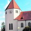 Die Wehrkirche Mariä Himmelfahrt bildet den Mittelpunkt der Siedlung St. Afra. Fotos: Peter Stöbich