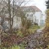 Auf dem Grundstück neben dem Alten Krankenhaus in Söflingen sollen 50 neue Wohnungen entstehen. Das sorgte bereits im Vorfeld für Ärger. Unklar ist bislang, was mit der früheren Klinik an sich (im Hintergrund) geschehen soll. 