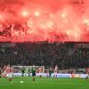 Mainzer Ultras brennen zu Spielbeginn Pyrotechnik ab.
