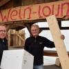 Ulrich Knoller (links) und Gerald Lauterer testen, ob sich die vom Bauhof gefertigte Umrandung der Weinlounge auch als Tresen eignet. 